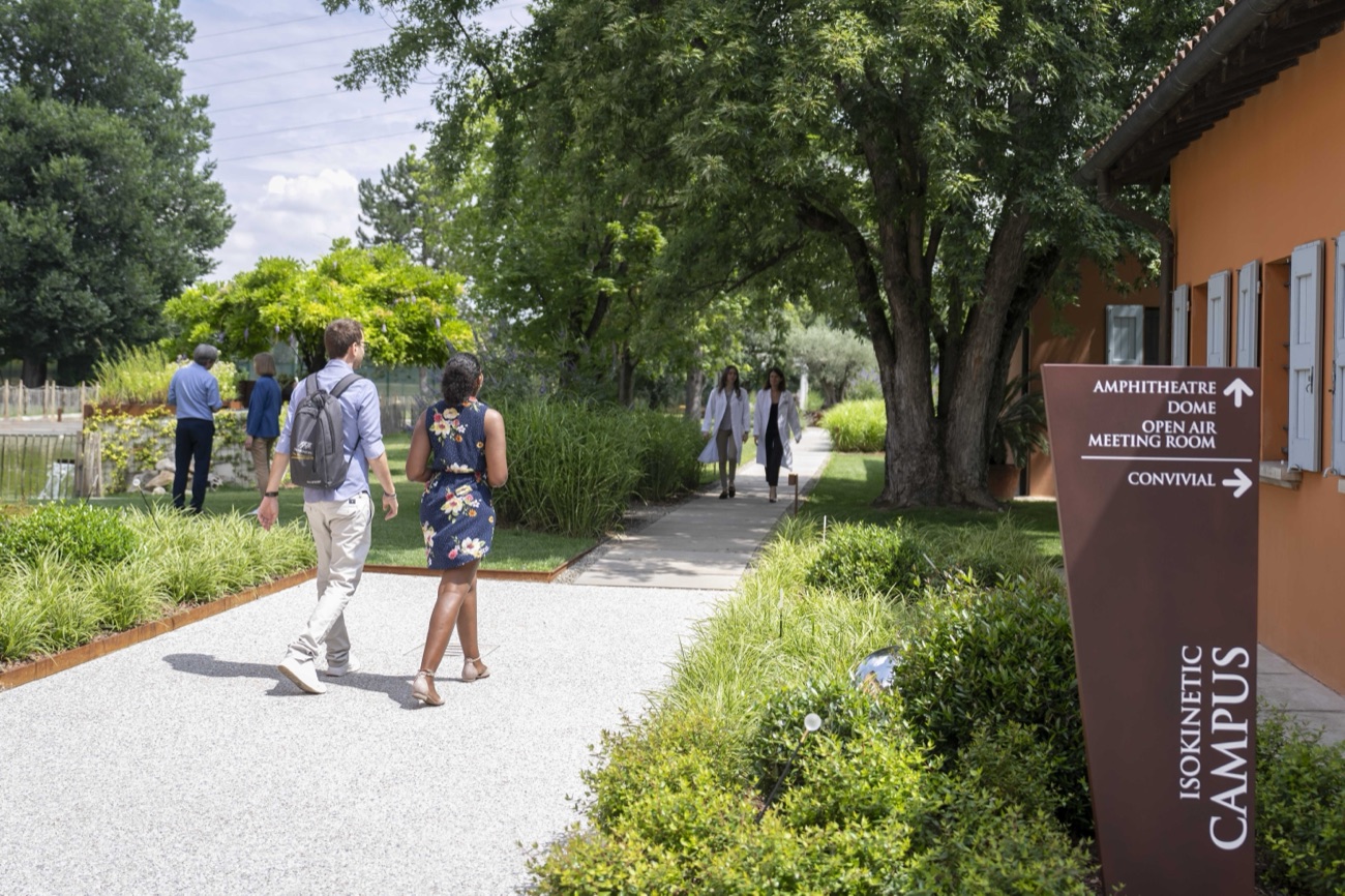 A path through the gardens of the Isokinetic Campus, with a sign to the amphitheatre and the dome